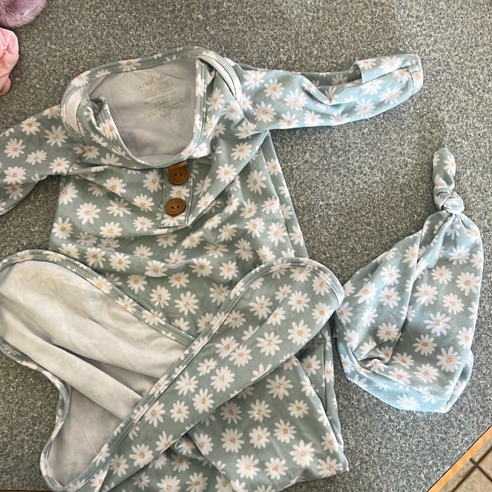 Caden Lane Knot Goen 0-3 with Cap